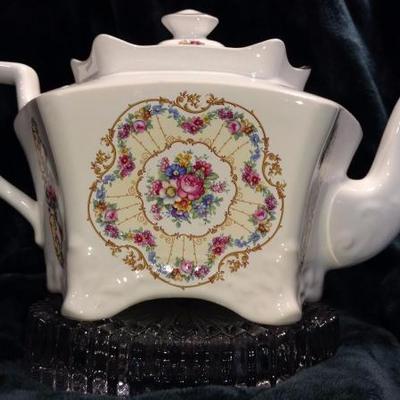 B9-51 VINTAGE Crown Burslem Teapot, Staffordshire, England