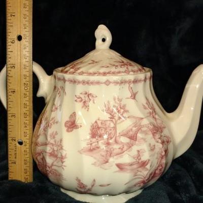 B6-31 VINTAGE Churchill Teapot, England