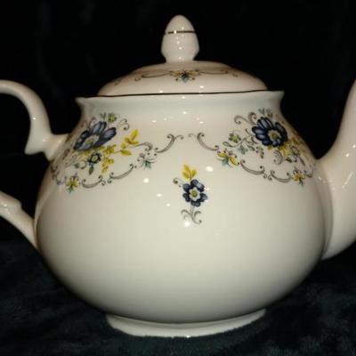 B7-36 RARE Mayfair Teapot, Made in Staffordshire, Eng. Fine Bone China