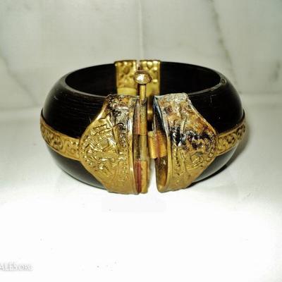 Vtg handmade painted  wood bangle with gold metal embossed filigree 