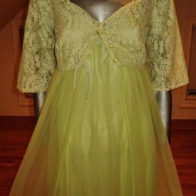 Vintage 1950's moss green nylon Peignoir set with lace Stunning