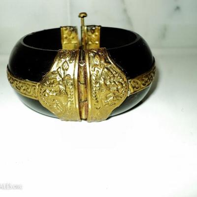 Vtg handmade painted  wood bangle with gold metal embossed filigree 