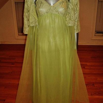 Vintage 1950's moss green nylon Peignoir set with lace Stunning