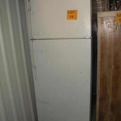 LOT 16 - GE Refrigerator