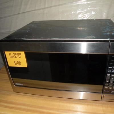 LOT 10 - Panasonic 1250 Watt Microwave