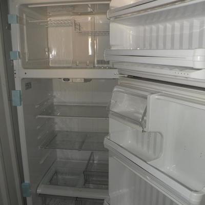 LOT 16 - GE Refrigerator