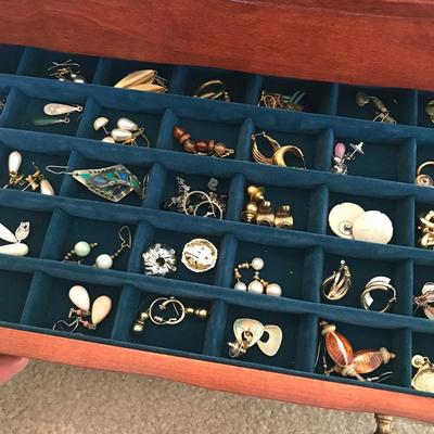 Lot 113 - Jewelry Box 