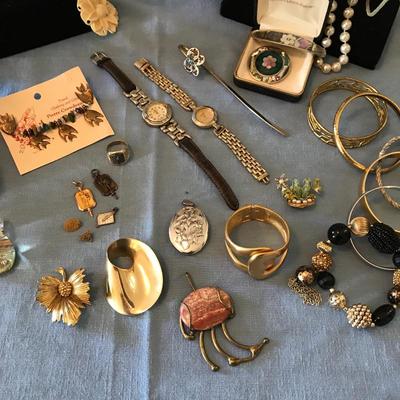 Lot 111 - Costume Jewelry