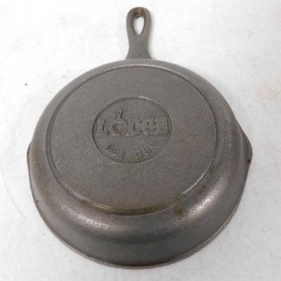 Lodge Cast Iron Skillet with Fire Ring