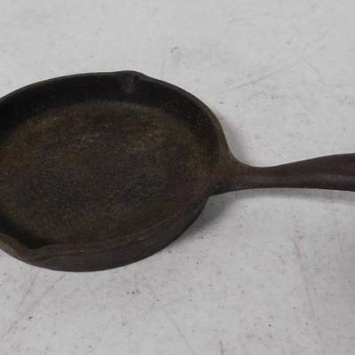 Cast Iron Skillet Marked G7 Unknown Maker