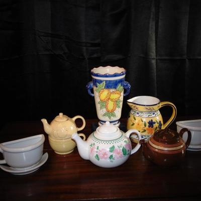  Lot of Teapots and Pitcher,Vase 