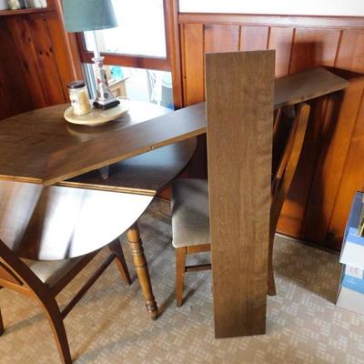 4' Round Oak Drop Leaf Table with Two Additonal Leaves