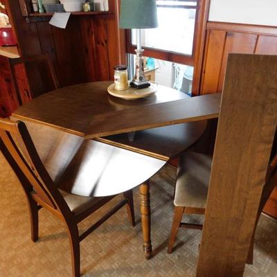 4' Round Oak Drop Leaf Table with Two Additonal Leaves