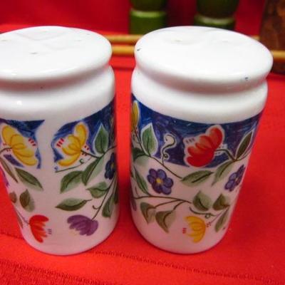 Salt & Pepper Shakers, 33 pcs