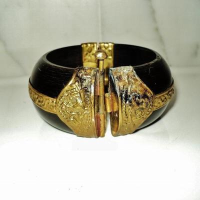Vtg handmade painted  wood bangle with gold metal embossed filigree 