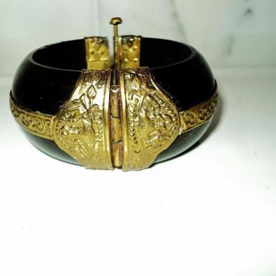 Vtg handmade painted  wood bangle with gold metal embossed filigree 