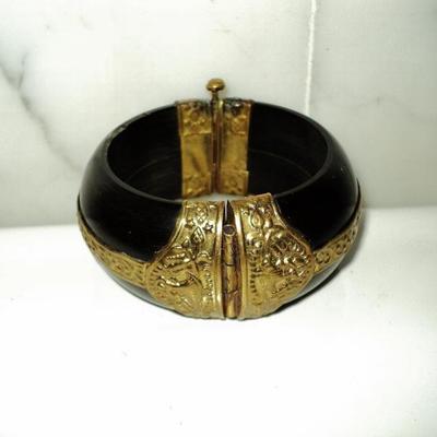 Vtg handmade painted  wood bangle with gold metal embossed filigree 