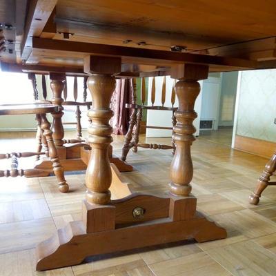 Lot 76 Vintage Kincaid 2 Leaf Oak Table with 8 Matching Chairs