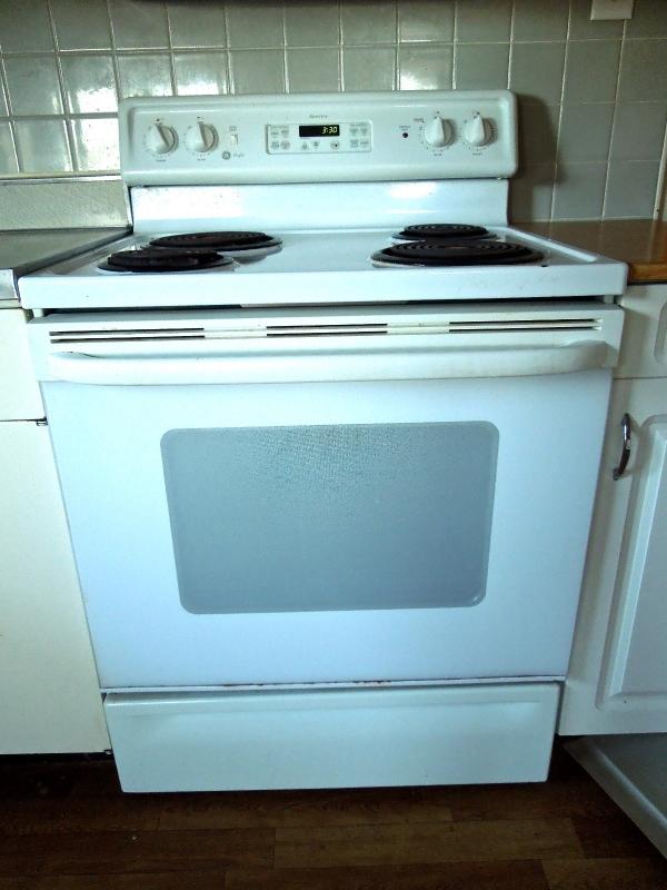 Lot 70 GE Profile Spectra Electric Range White