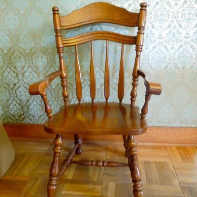 Lot 76 Vintage Kincaid 2 Leaf Oak Table with 8 Matching Chairs