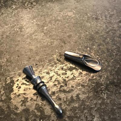 Two Vine bottle sealer closers