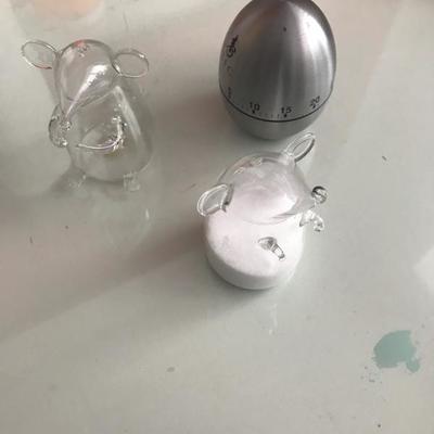A Set Of 1 kitchen  Cock Timer And 2 Salt & Peppar Mouse Holder 