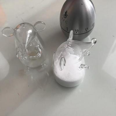 A Set Of 1 kitchen  Cock Timer And 2 Salt & Peppar Mouse Holder 