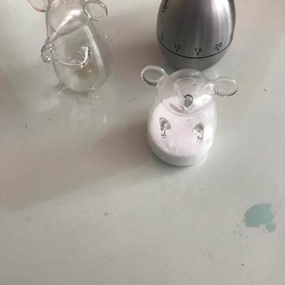 A Set Of 1 kitchen  Cock Timer And 2 Salt & Peppar Mouse Holder 