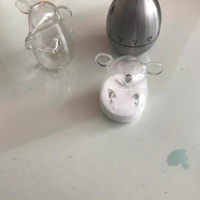 A Set Of 1 kitchen  Cock Timer And 2 Salt & Peppar Mouse Holder 