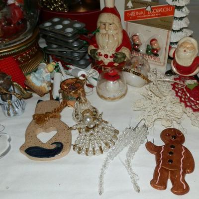 Mixed Lot of Christmas Decor Items - Lot 110