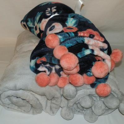 Lot of 3 Plush Throws - Lot 122