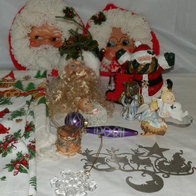 Mixed Lot of Christmas Decor Items - Lot 110