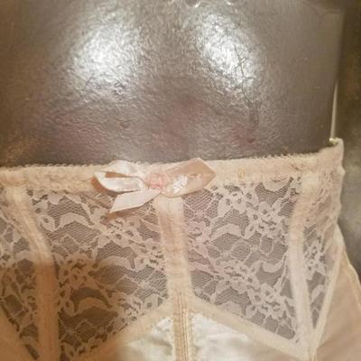 Vtg Lady Marlene lace/nylon Waist garter