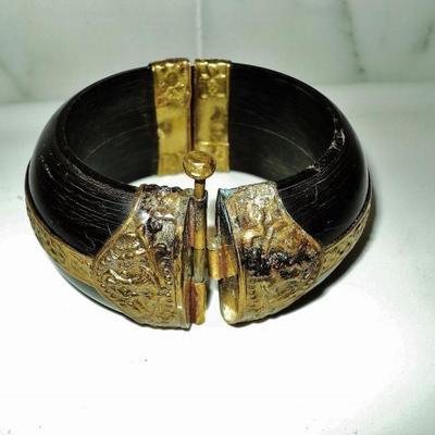 Vtg handmade painted  wood bangle with gold metal embossed filigree 