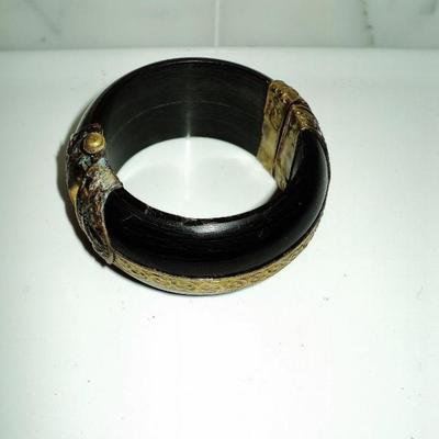 Vtg handmade painted  wood bangle with gold metal embossed filigree 