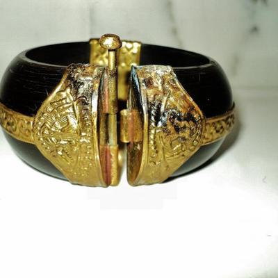 Vtg handmade painted  wood bangle with gold metal embossed filigree 