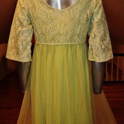 Vintage 1950's moss green nylon Peignoir set with lace Stunning