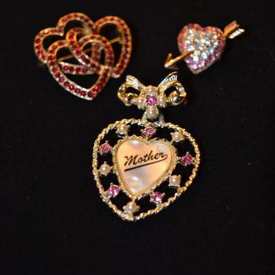 Lot if heart brooches 