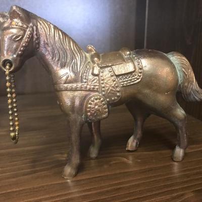 Another one for the horse lovers! Great little horse figurine (Item #152)