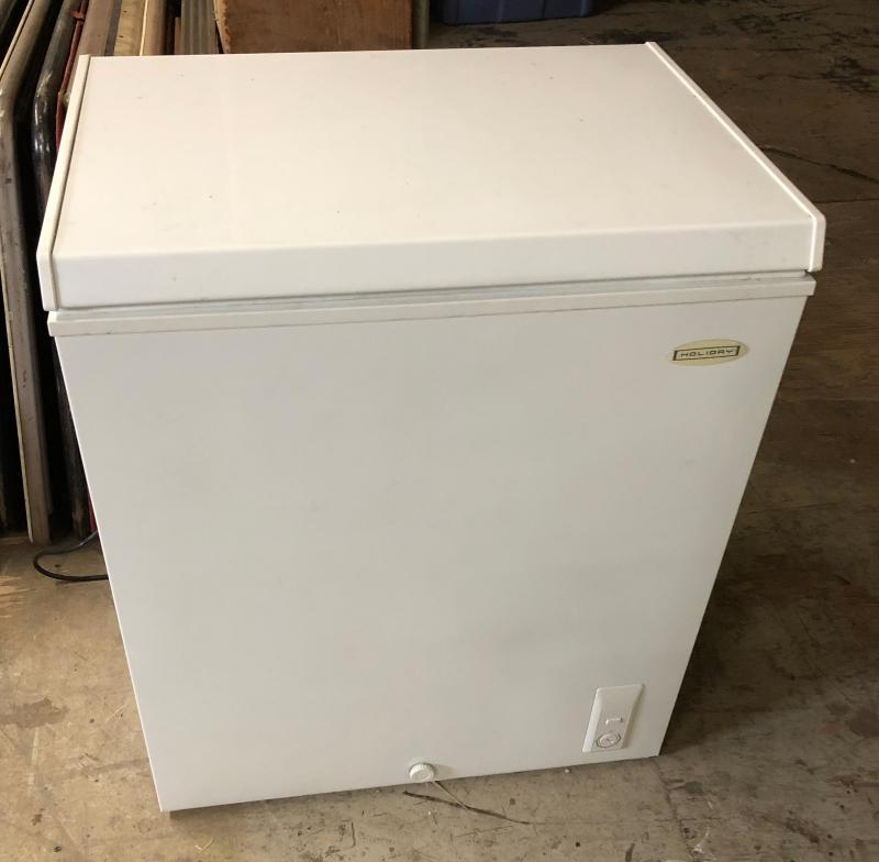 5 Cubic Foot Chest Freezer Holiday | EstateSales.org