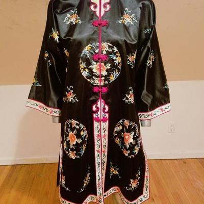 Vintage 1930's early 40's incredible hand embroidered silk Chinese Kimono coat