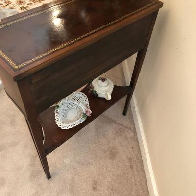 Hekman Mahogany Leather Top Occasional Table w/ Drawers 