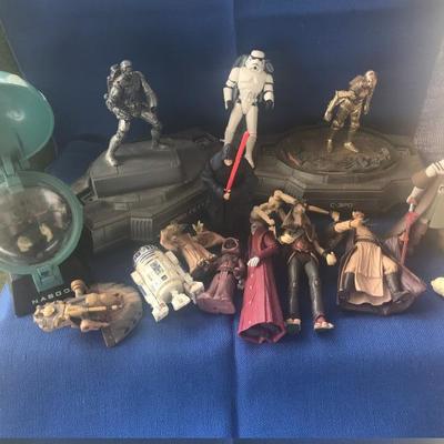 Lot of Star Wars Action Figures (Item #608)