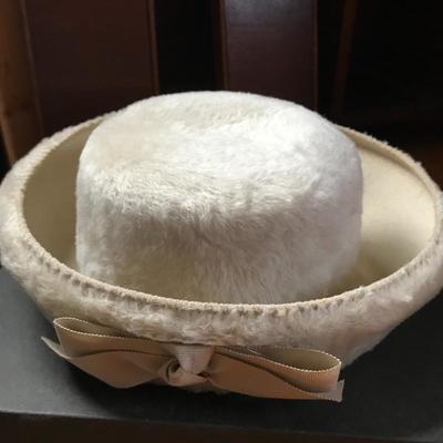 Lot 62 - Vintage Hats and Boxes