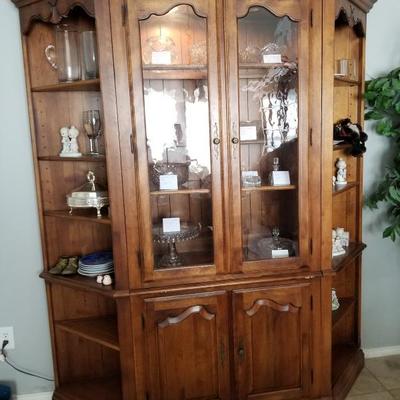 Ethan Allen Hutch/china cabinet