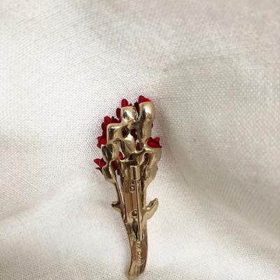 Red Rose Bouquet Gold Toned Brooch (Item 926)