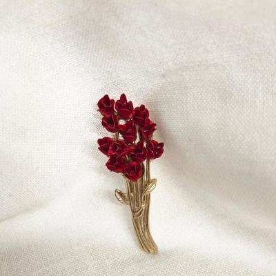Red Rose Bouquet Gold Toned Brooch (Item 926)