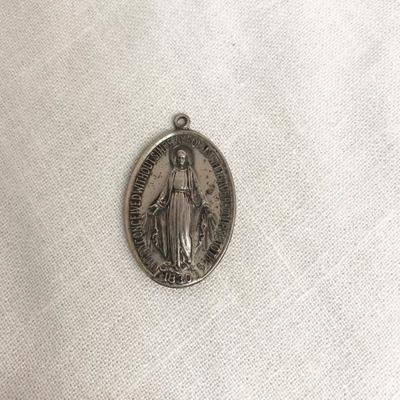 Sterling Mary Religious Pendant (Item 916)