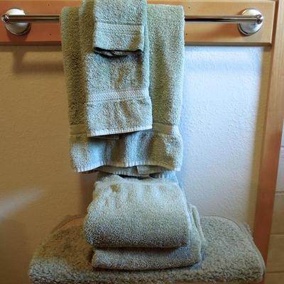 Lot 92: Matching All Cotton Bath Towel and Mat Set