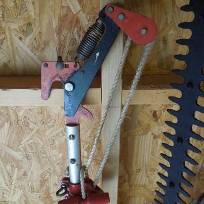 Lot 220: Ames 10 ft Tree Trimmer, Hedge Trimmer and Pruning Tools